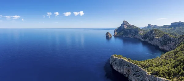 Panoramiczny Widok Piękne Morze Śródziemne Malownicze Skaliste Klify Nad Morzem — Zdjęcie stockowe