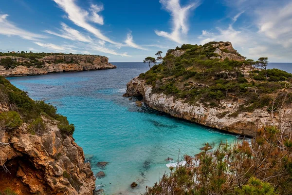Kayalık kayalıklardan Akdeniz manzarası. Gökyüzüne karşı güzel mavi okyanus manzarası. Yaz boyunca ada manzarası.