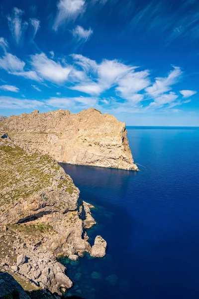 地中海的高角景观 阳光普照的海滨岩石悬崖景观 岛上的伊甸园蓝海与天空的对比 — 图库照片