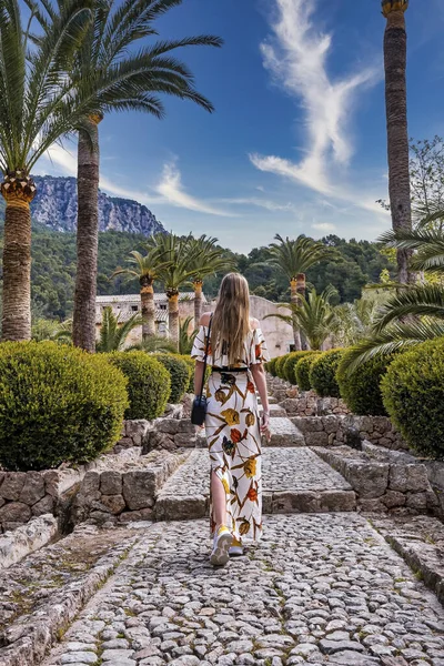 Turistas Femeninas Caminando Por Escalones Medio Plantas Mujer Vestido Casual —  Fotos de Stock