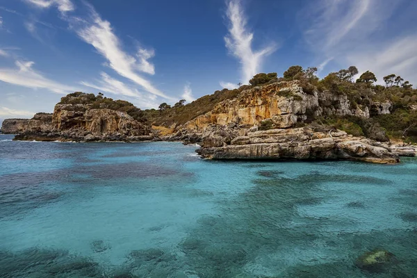 地中海岩石悬崖峭壁上的树木景观 蓝天映衬下美丽的大海 夏天的田园诗般的岛屿景观 — 图库照片