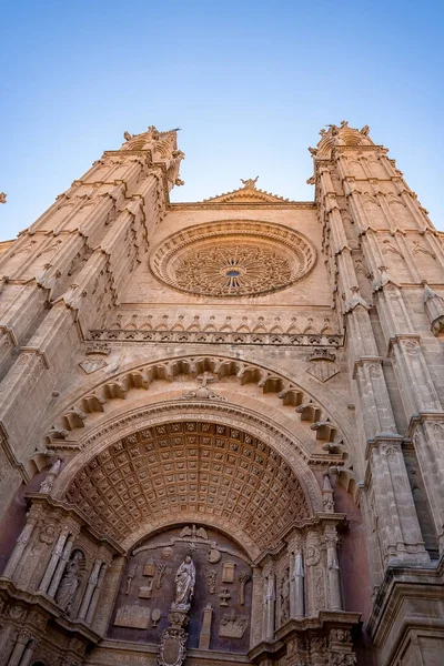 Vista Ángulo Bajo Hermosa Catedral Seu Iglesia Estilo Gótico Contra — Foto de Stock