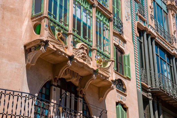 Dekorasyonlu ve balkonunda dekoratif tasarımı olan evin düşük açılı görüntüsü. Güneşli bir günde şehirde bir konut. Eski kentteki tarihi yapı.