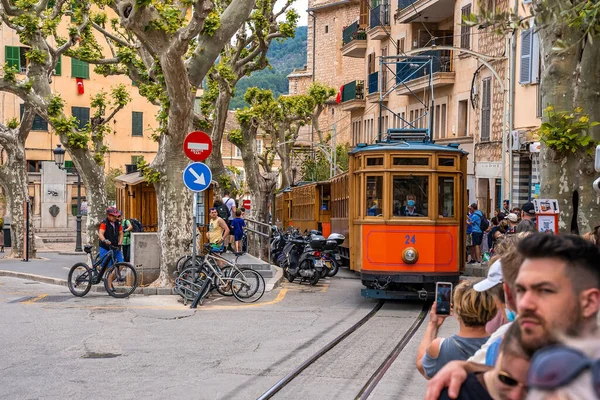 Mallorca Spanien April 2022 Touristen Betrachten Berühmte Straßenbahnen Die Sich — Stockfoto