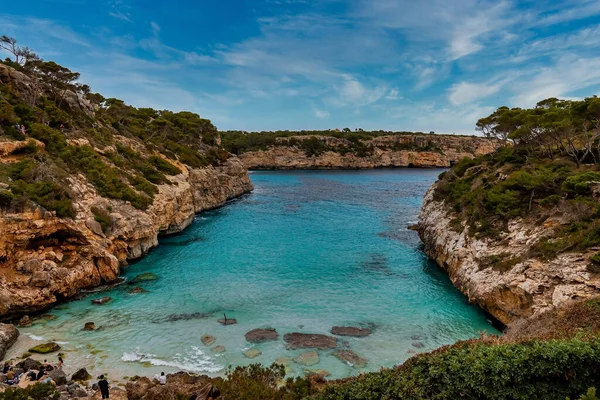 观光客在海滨岩石悬崖上欣赏的高角风景 在蓝天的映衬下 地中海的风景 海岛名胜古迹 — 图库照片