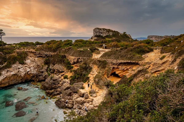 Vista Ángulo Alto Los Turistas Que Exploran Acantilado Rocoso Mar — Foto de Stock