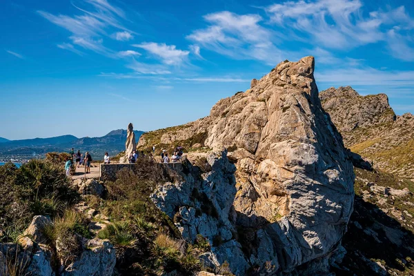 Mallorca Spanien April 2022 Touristen Erkunden Die Felsigen Berge Szenische — Stockfoto