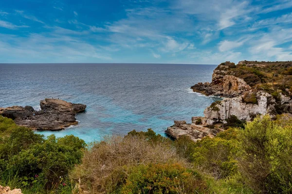 地中海海景和岩石悬崖的Idyllic视图 蔚蓝的天空映衬着美丽的大海 夏季的风景岛 — 图库照片