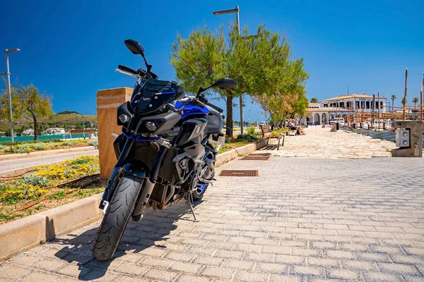 Mallorca, İspanya. 27 Nisan 2022. Yamaha MT 10 kaldırıma park etmiş. Şehirde gökyüzüne karşı lüks bir spor bisikleti manzarası. Güneşli bir günde şehirde şık bir motosiklet..
