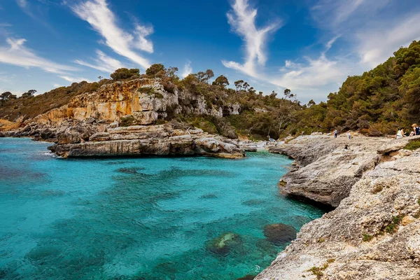 大海上美丽的岩石峭壁的风景 Idyllic Mediterranean Ocean Sky 夏天绿松石水在岛上的风景 — 图库照片