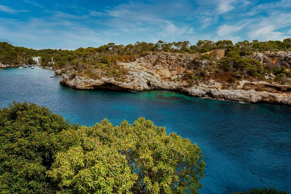 Kayalık uçurum ve Akdeniz 'in manzarası. Mavi gökyüzüne karşı adadaki dağın resimli görüntüsü. Yaz boyunca yüksek açılı güzel okyanus manzarası.