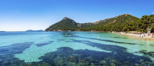 Gyönyörű Türkiz Színű Tengerpart Szikláról Sziklára Turisták Strandon Napsütésben Színes — Stock Fotó