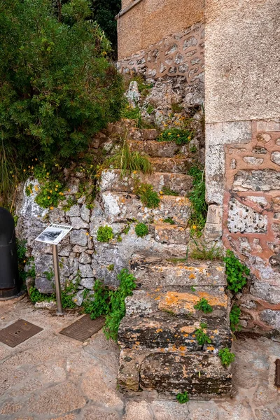 Information Signboard Plants Weathered Steps Old Building Tourist Attraction Town — Φωτογραφία Αρχείου