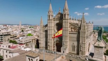La Seu yakınlarındaki İspanyol bayrağının havadan görünüşü, İspanya 'daki Palma de Mallorca' nın ortaçağ katedrali.