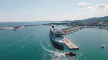 Gündüz vakti Palma de Mallorca limanına demirlemiş büyük bir yolcu gemisi. Turistleri bir günlüğüne şehre getiren büyük yolcu gemileri.