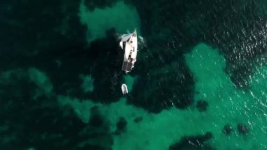 İspanya 'nın Mallorca adasında yelkenli yatı olan güzel bir körfez. Yatçılık, seyahat ve aktif yaşam tarzı konsepti