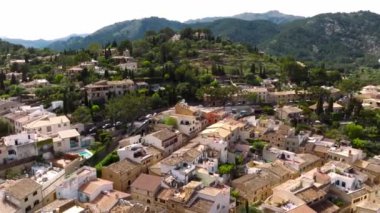 Pollenca, Mallorca, İspanya 'nın havadan görünüşü. Yeşil ve kayalık manzaralı küçük bir kasaba..