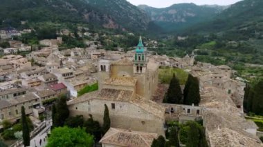 İspanya 'nın Mallorka kentindeki Valdemossa köyünün havadan panoramik görüntüsü.