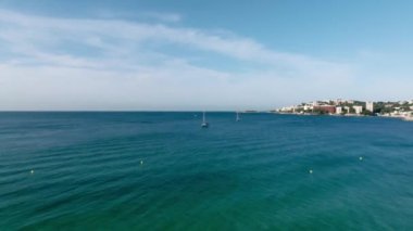 Mallorca 'nın başkenti Palma de Mallorca' nın havadan görünüşü. Deniz kenarında turistik bir şehir..