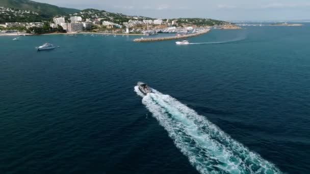 Vista Aérea Mar Barco Hermoso Paisaje Marino Natural Hora Verano — Vídeos de Stock