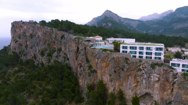 Luftaufnahme Des Luxushotels Auf Der Klippe Auf Der Insel Mallorca — Stockvideo
