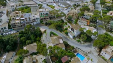 İspanya 'nın Mallorca kentindeki balıkçı köyünün hava manzarası. İskeleye yanaşmış tekneler..