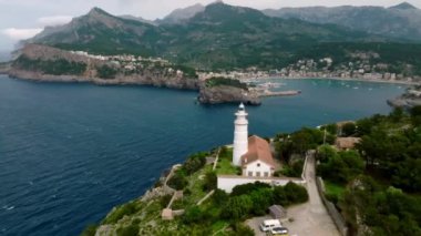Port de Soller, Mallorca, İspanya yakınlarındaki deniz fenerinin güzel hava manzarası