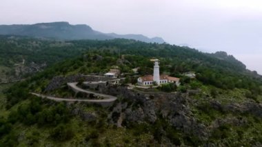 Port de Soller, Mallorca, İspanya yakınlarındaki deniz fenerinin güzel hava manzarası