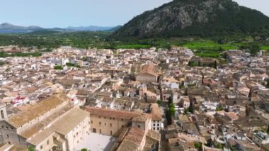 Pollenca, Mallorca, İspanya 'nın havadan görünüşü. Yeşil ve kayalık manzaralı küçük bir kasaba..