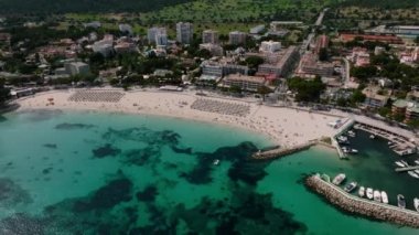 Tropikal Karayip adası mercan kayalıklarında demirli tekneleri olan küçük zümrüt tropikal deniz limanının yukarıdaki hava aracı videosu.