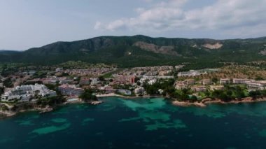 Tropikal Karayip adası mercan kayalıklarında demirli tekneleri olan küçük zümrüt tropikal deniz limanının yukarıdaki hava aracı videosu.