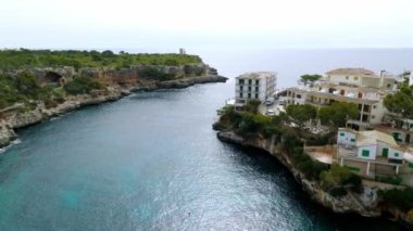 İspanya 'nın Mallorca kentindeki balıkçı köyünün hava manzarası. İskeleye yanaşmış tekneler..