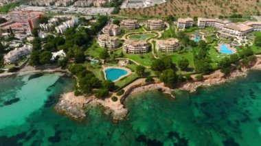 Tropikal Karayip adası mercan kayalıklarında demirli tekneleri olan küçük zümrüt tropikal deniz limanının yukarıdaki hava aracı videosu.