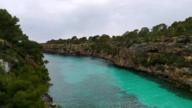 Calo des Moro 'nun havadan görünüşü, Mallorca İspanya' da. Mallorca 'nın en güzel plajlarından biri..