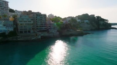 Mallorca 'nın başkenti Palma de Mallorca' nın havadan görünüşü. Deniz kenarında turistik bir şehir..