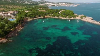 tropik cennet plaj beyaz kum ve coco avuç içi ile seyahat turizm geniş panorama arka plan kavramı