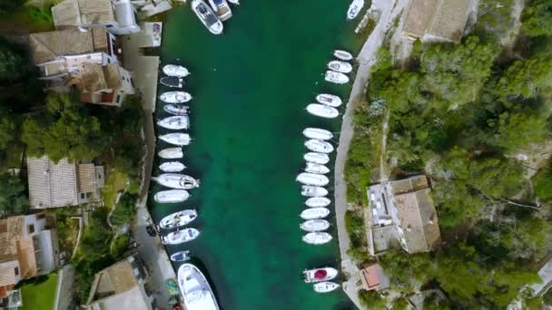 Flygfoto Över Fiskebyn Mallorca Spanien Båtar Dockade Vid Piren — Stockvideo