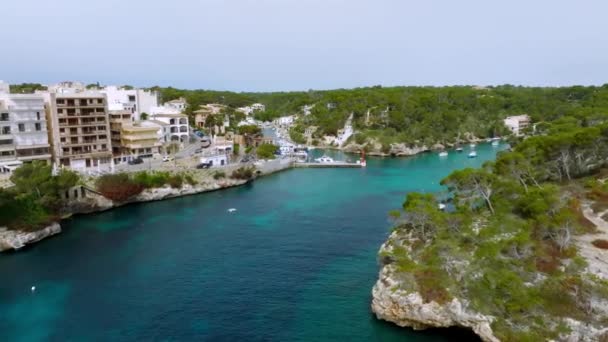 Luftaufnahme Des Fischerdorfes Auf Mallorca Spanien Boote Der Seebrücke Festgemacht — Stockvideo