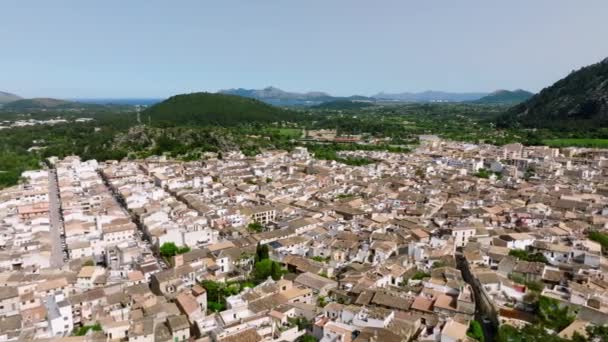 西班牙马略卡市Pollenca的空中景观 小城镇 绿树成荫 山清水秀 — 图库视频影像