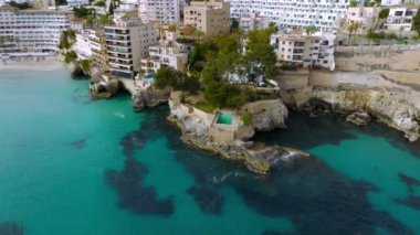 Mallorca adasında kuşgözü panoramik manzara, liman ve deniz, Palma-de-Mallorca kasabası.