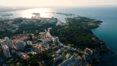 Mallorca 'nın başkenti Palma de Mallorca' nın havadan görünüşü. Deniz kenarında turistik bir şehir..
