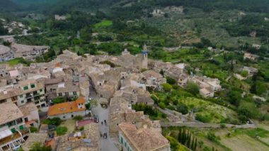 İspanya 'nın Mallorka kentindeki Valdemossa köyünün havadan panoramik görüntüsü.