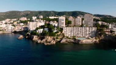 Mallorca 'nın başkenti Palma de Mallorca' nın havadan görünüşü. Deniz kenarında turistik bir şehir..