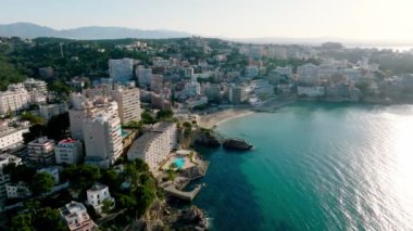 Mallorca 'nın başkenti Palma de Mallorca' nın havadan görünüşü. Deniz kenarında turistik bir şehir..
