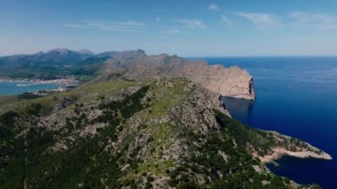 tropik cennet plaj beyaz kum ve coco avuç içi ile seyahat turizm geniş panorama arka plan kavramı