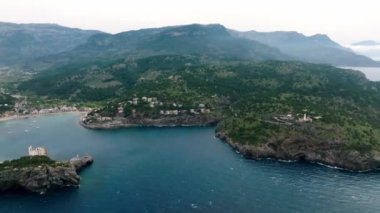 İspanya 'nın Mallorca adasındaki uçurumun tepesindeki lüks uçurum evi manzarası..