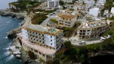 İspanya 'nın Mallorca kentindeki balıkçı köyünün hava manzarası. İskeleye yanaşmış tekneler..