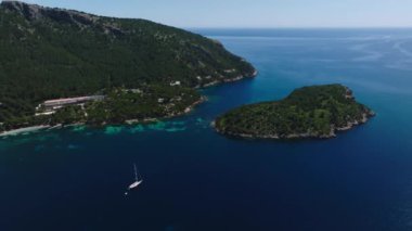 tropik cennet plaj beyaz kum ve coco avuç içi ile seyahat turizm geniş panorama arka plan kavramı