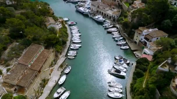西班牙马略卡岛渔村的空中景观 船坞靠岸 — 图库视频影像