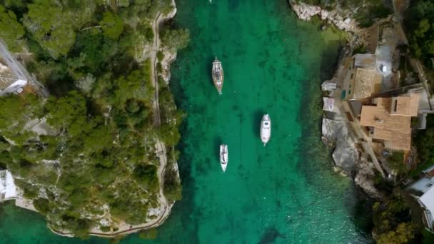 Spanya Nın Mallorca Kentindeki Balıkçı Köyünün Hava Manzarası Skeleye Yanaşmış — Stok video